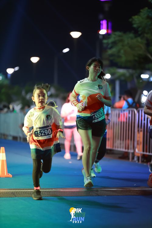Race photo from PIK NITE RUN 2025