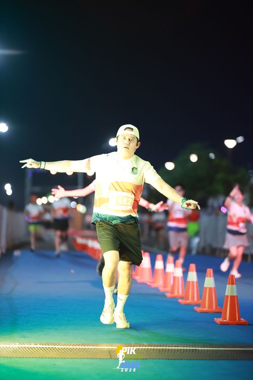 Race photo from PIK NITE RUN 2025