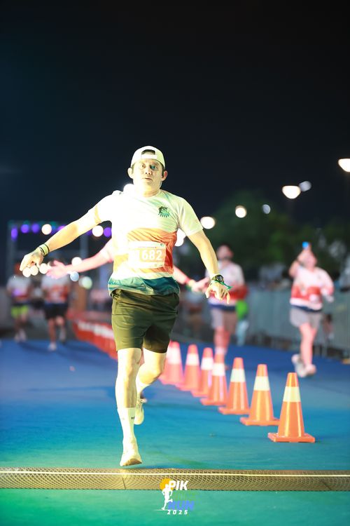 Race photo from PIK NITE RUN 2025