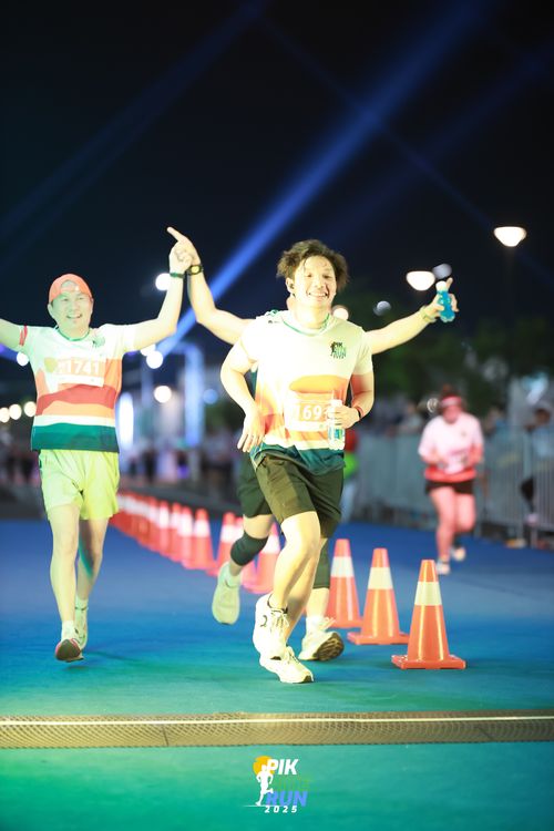 Race photo from PIK NITE RUN 2025