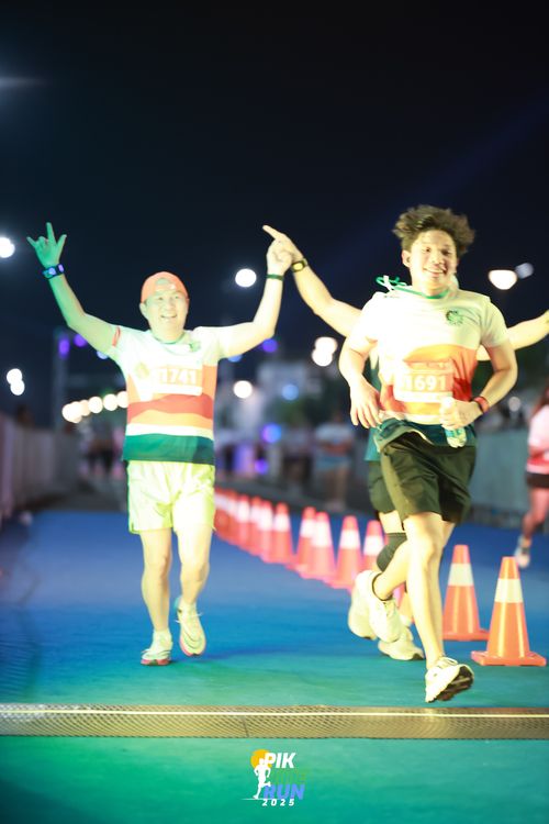 Race photo from PIK NITE RUN 2025