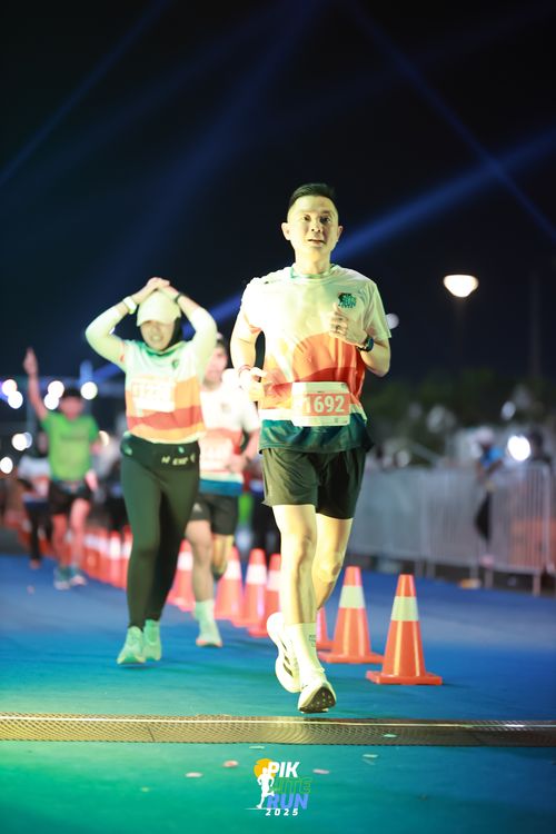 Race photo from PIK NITE RUN 2025