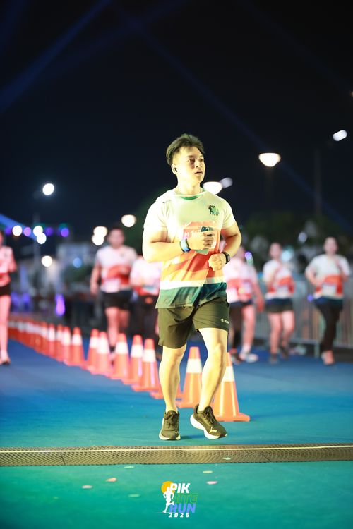 Race photo from PIK NITE RUN 2025