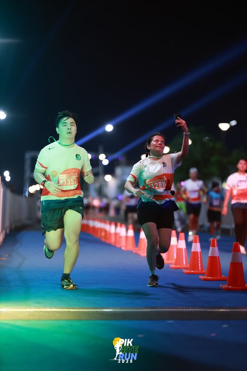 Race photo from PIK NITE RUN 2025