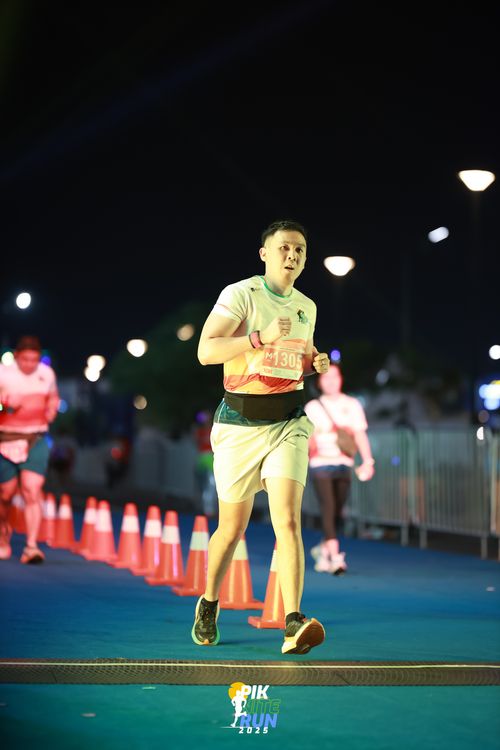 Race photo from PIK NITE RUN 2025
