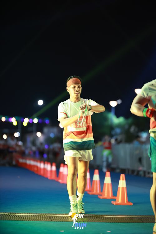 Race photo from PIK NITE RUN 2025