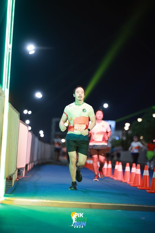 Race photo from PIK NITE RUN 2025
