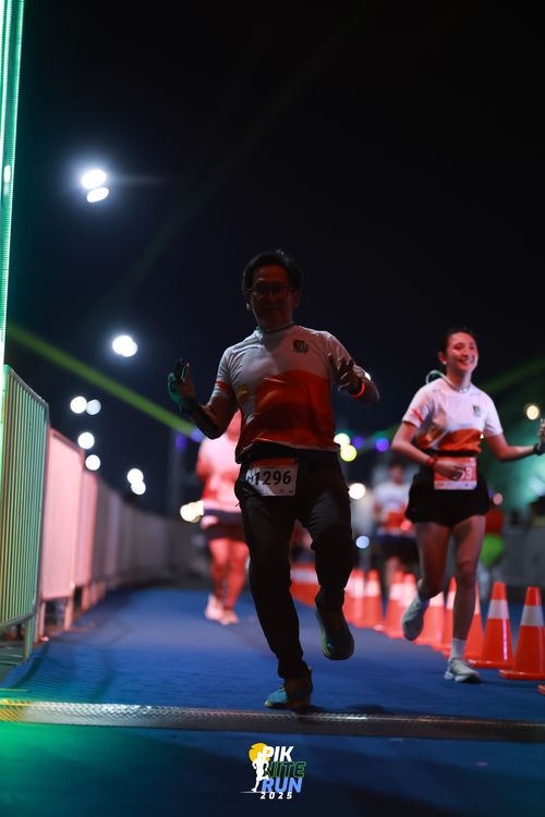 Race photo from PIK NITE RUN 2025