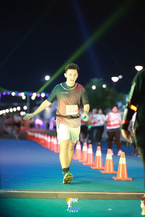 Race photo from PIK NITE RUN 2025