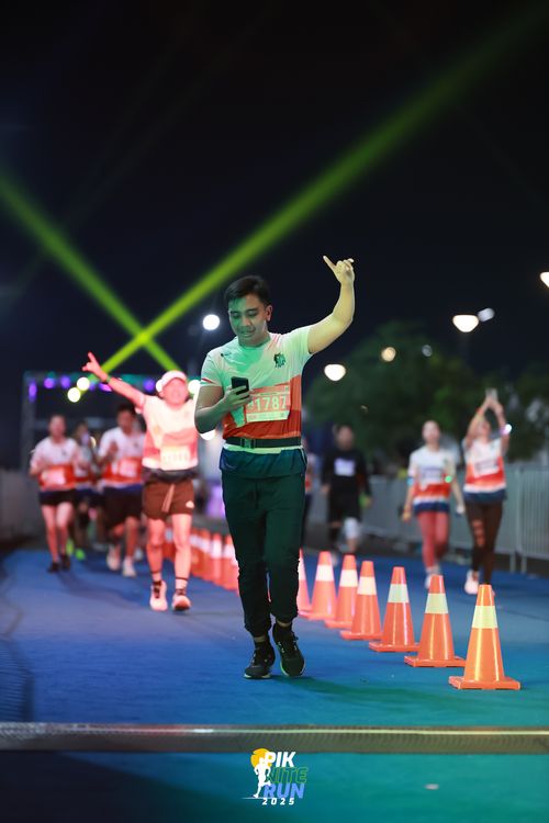 Race photo from PIK NITE RUN 2025