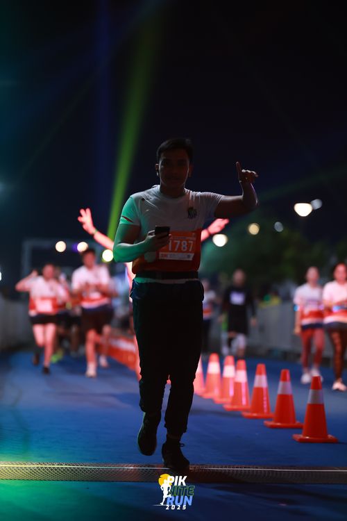 Race photo from PIK NITE RUN 2025