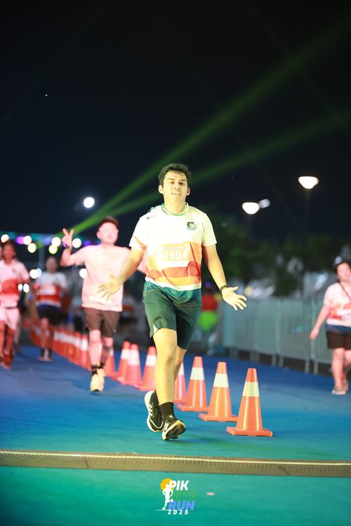 Race photo from PIK NITE RUN 2025