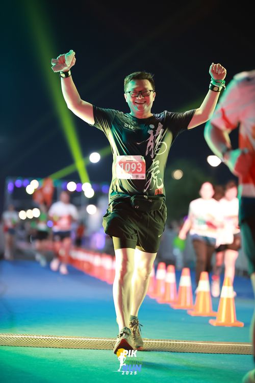 Race photo from PIK NITE RUN 2025