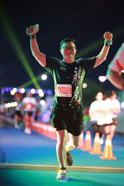 Race photo from PIK NITE RUN 2025