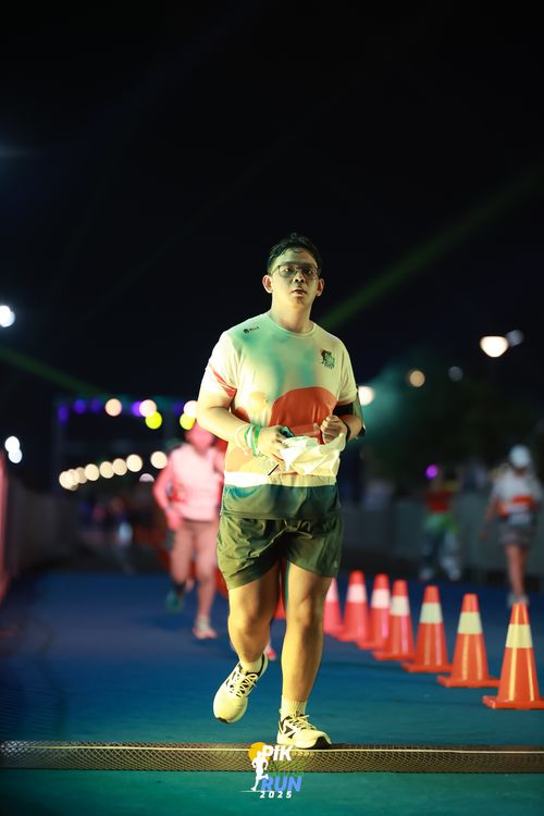 Race photo from PIK NITE RUN 2025