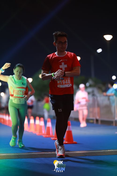 Race photo from PIK NITE RUN 2025
