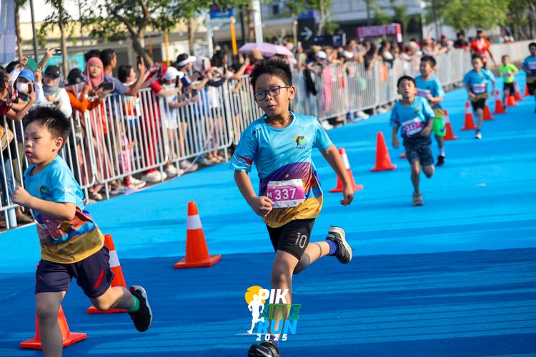 Race photo from PIK NITE RUN 2025