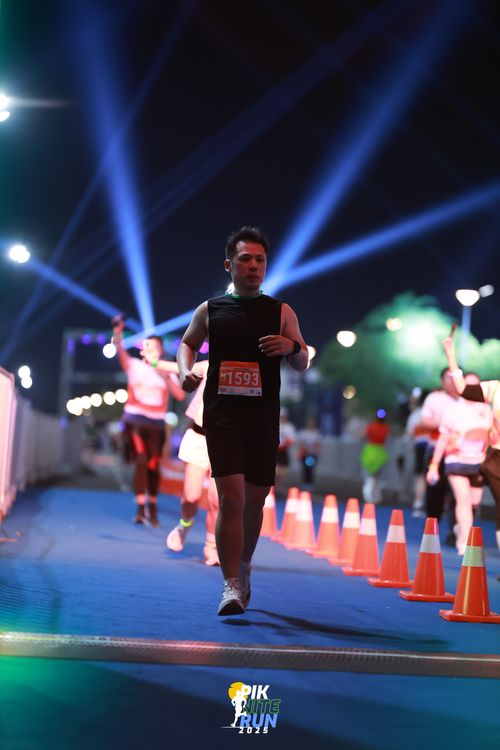 Race photo from PIK NITE RUN 2025