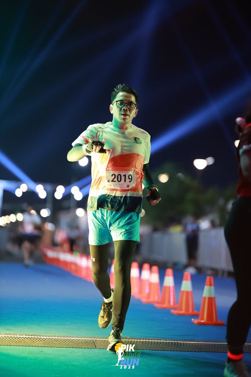 Race photo from PIK NITE RUN 2025