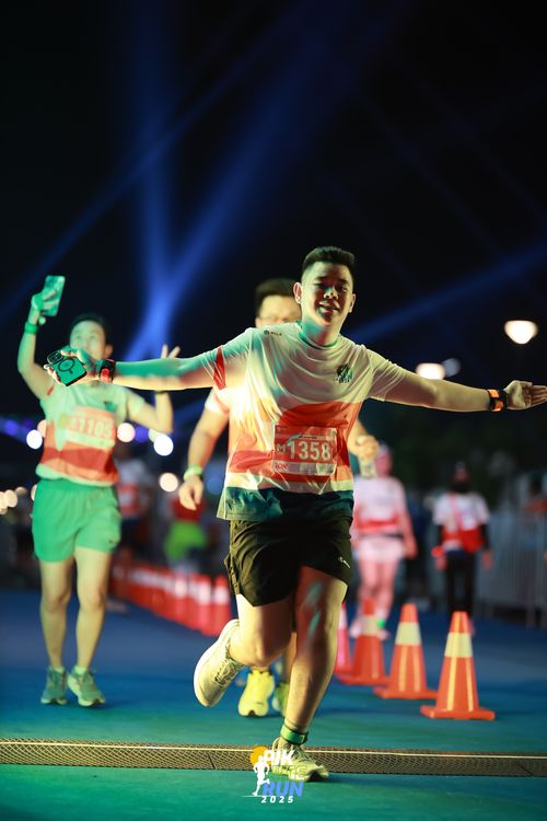 Race photo from PIK NITE RUN 2025