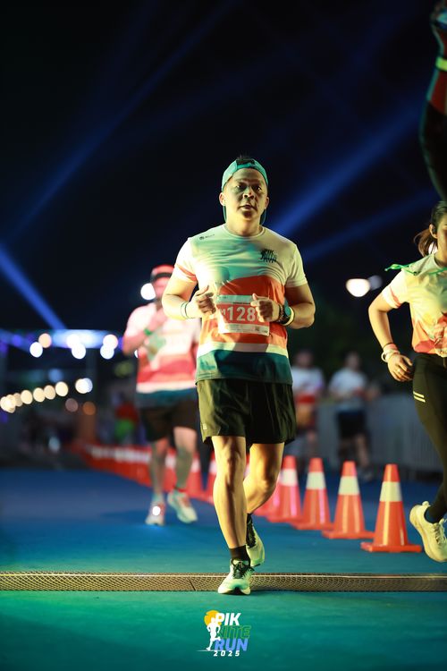 Race photo from PIK NITE RUN 2025