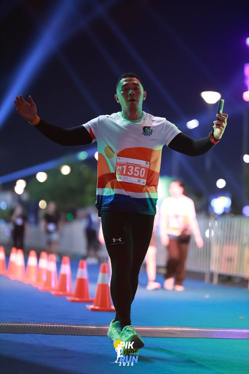 Race photo from PIK NITE RUN 2025