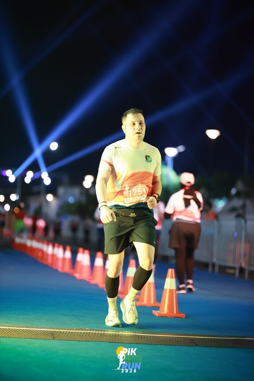 Race photo from PIK NITE RUN 2025