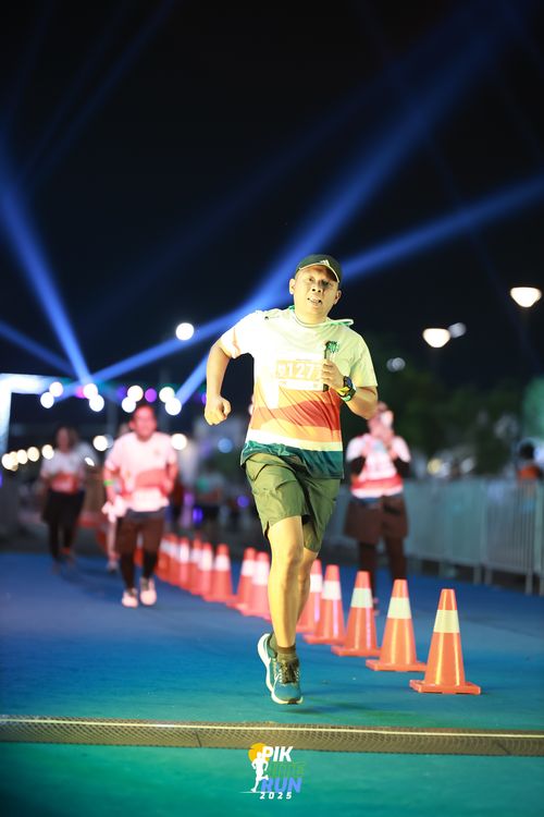 Race photo from PIK NITE RUN 2025