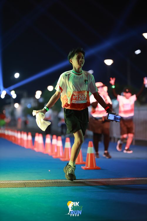Race photo from PIK NITE RUN 2025