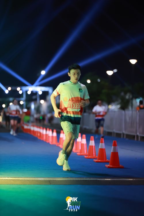 Race photo from PIK NITE RUN 2025