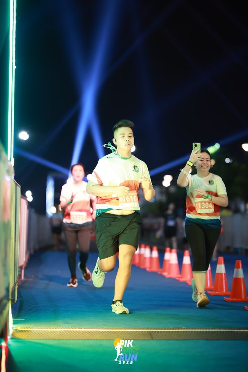 Race photo from PIK NITE RUN 2025
