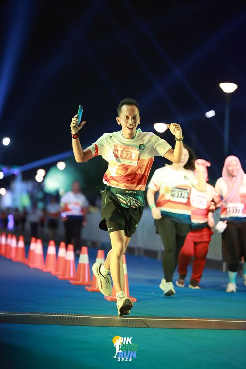 Race photo from PIK NITE RUN 2025