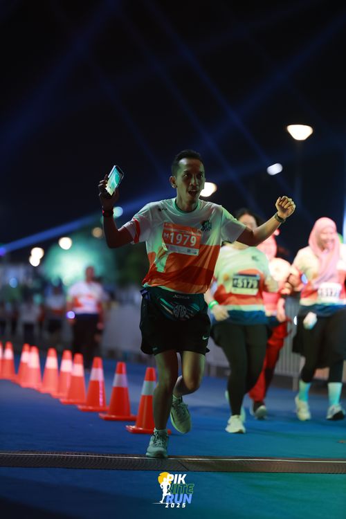 Race photo from PIK NITE RUN 2025
