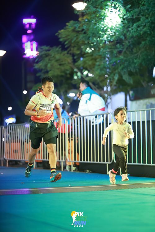 Race photo from PIK NITE RUN 2025