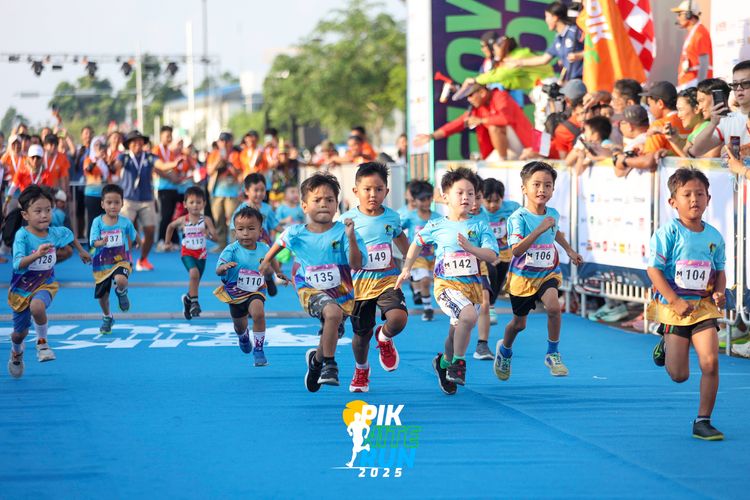 Race photo from PIK NITE RUN 2025