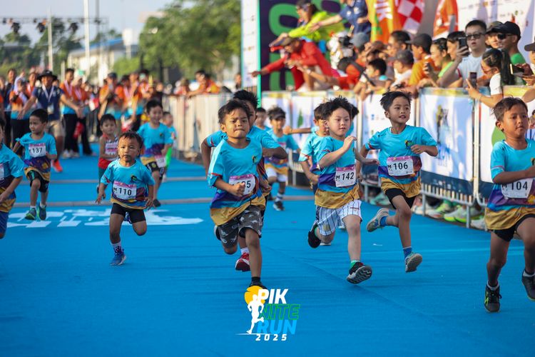 Race photo from PIK NITE RUN 2025