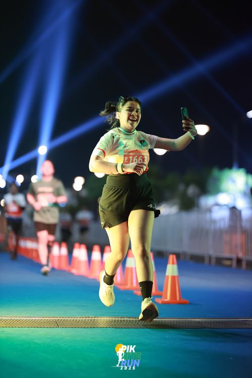 Race photo from PIK NITE RUN 2025