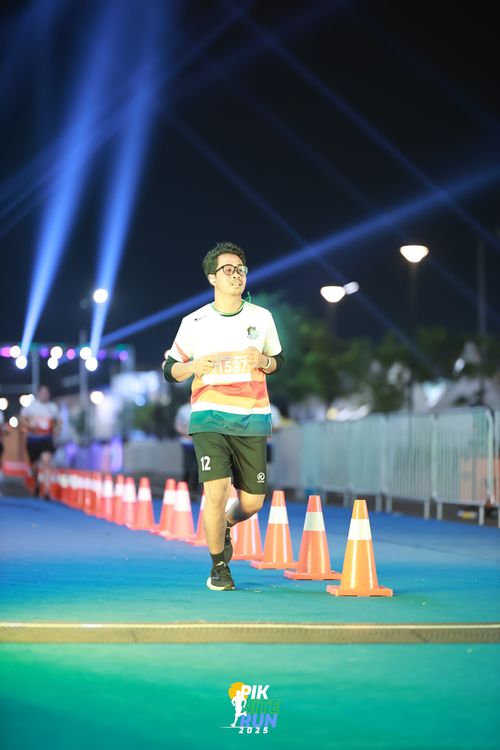 Race photo from PIK NITE RUN 2025