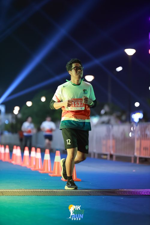 Race photo from PIK NITE RUN 2025
