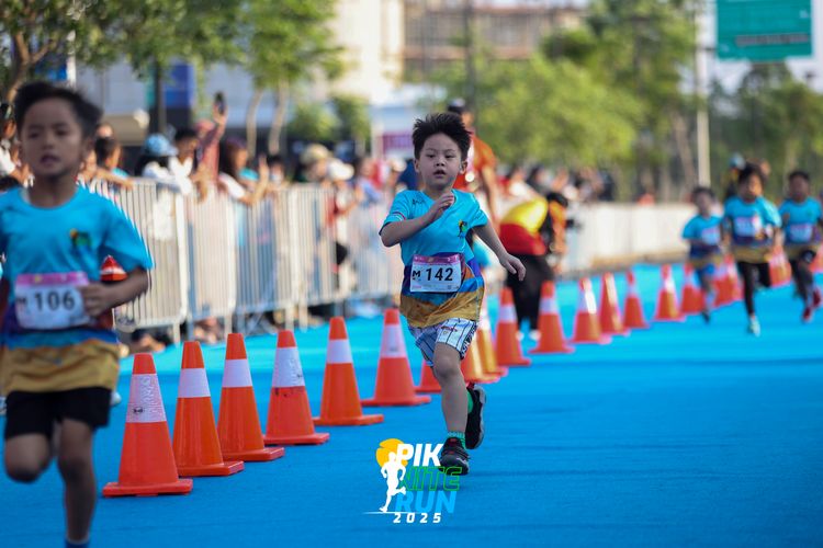 Race photo from PIK NITE RUN 2025