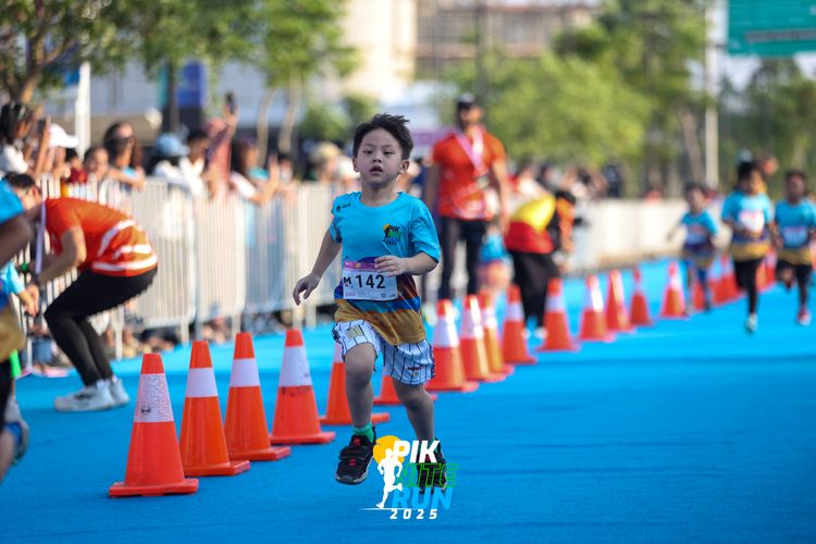 Race photo from PIK NITE RUN 2025