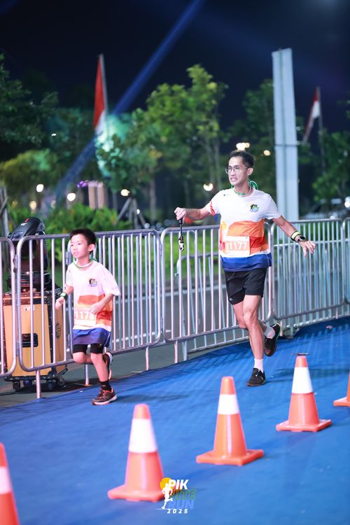Race photo from PIK NITE RUN 2025
