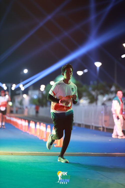 Race photo from PIK NITE RUN 2025