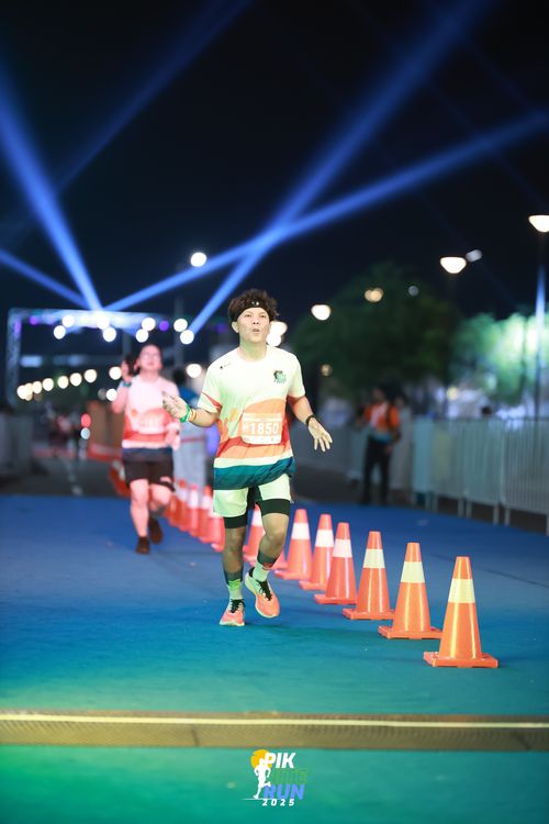 Race photo from PIK NITE RUN 2025