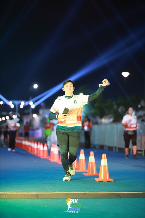 Race photo from PIK NITE RUN 2025