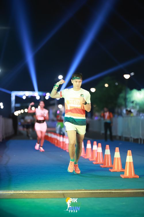 Race photo from PIK NITE RUN 2025