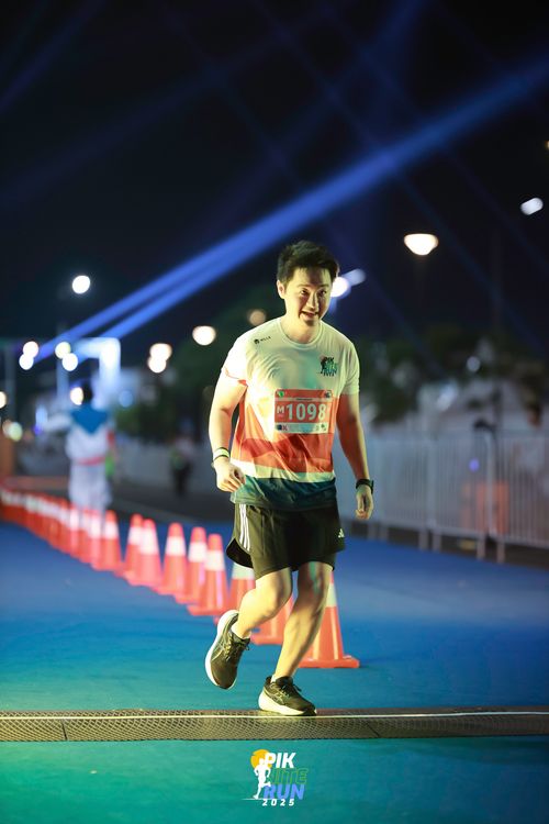 Race photo from PIK NITE RUN 2025