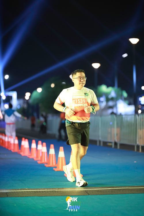 Race photo from PIK NITE RUN 2025