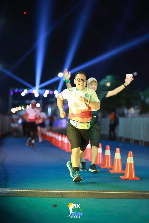 Race photo from PIK NITE RUN 2025
