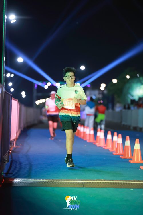 Race photo from PIK NITE RUN 2025